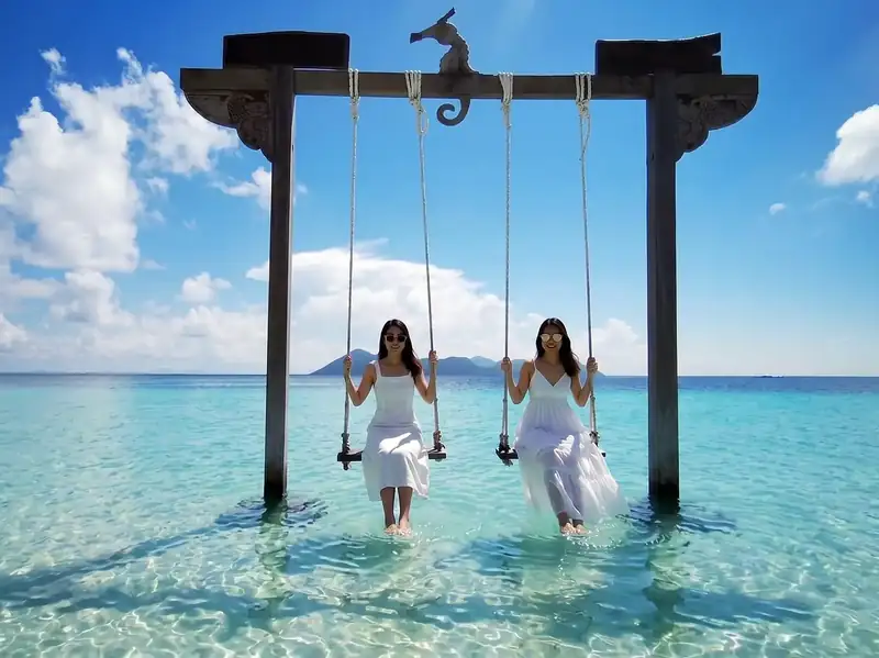 Exploring the beautiful sandbars of Pulau Mataking with WB Shun Shun Water Bungalows