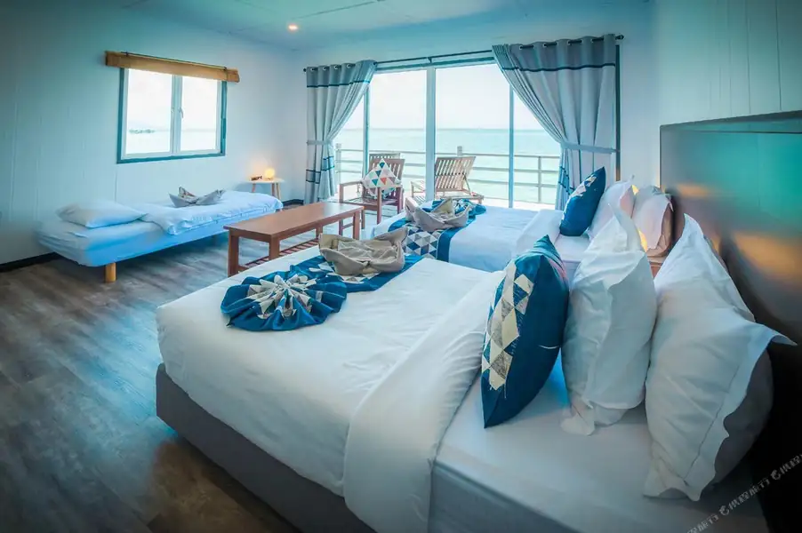 A spacious suite at WB Shun Shun Water Bungalows offering twin-bed layout with sea view